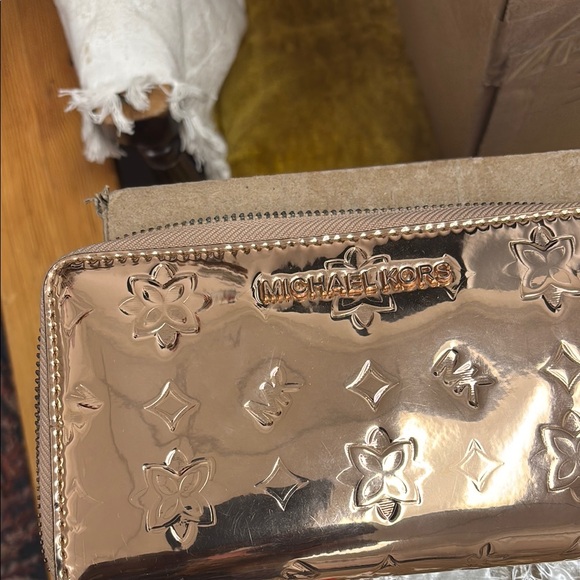 Michael Kors Metallic Rose Wallet - no call out. - Picture 1 of 11